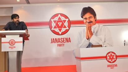 చెన్నై ప్రెస్ మీట్ లో పవన్ హావభావాలు (ఫొటోలు)