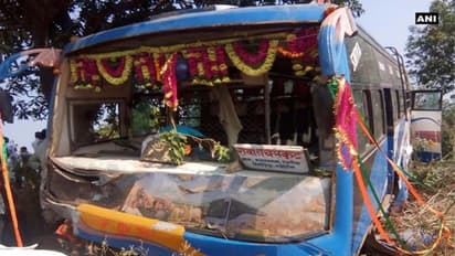 స్కూల్ వ్యాన్ను ఢీకొట్టిన బస్సు.. ఏడుగురు చిన్నారులు దుర్మరణం