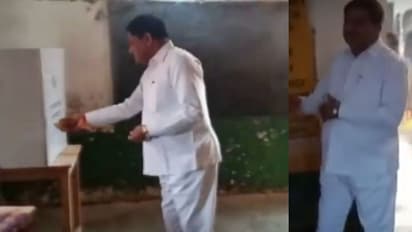 പോളിങ് ദിവസം ബൂത്തില്‍ പൂജ നടത്തി ബിജെപി മന്ത്രി- വീഡിയോ