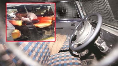 క్యాష్ వ్యాన్పై దాడి చేసి రూ. 52 లక్షల చోరీ....అడ్డొచ్చిన గార్డును