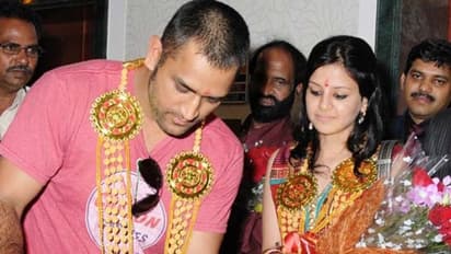 ధోనీ- సాక్షిల ప్రేమ, పెళ్లికి కారణం ఎవరో తెలుసా..?