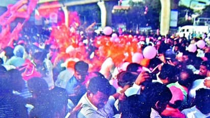 തെരഞ്ഞെടുപ്പ് റാലിക്കിടെ ബലൂൺ പൊട്ടിത്തെറിച്ചു; 6 പേർക്ക് ഗുരുതരമായി പൊള്ളലേറ്റു; മന്ത്രി രക്ഷപ്പെട്ടത് തലനാരിഴക്ക്