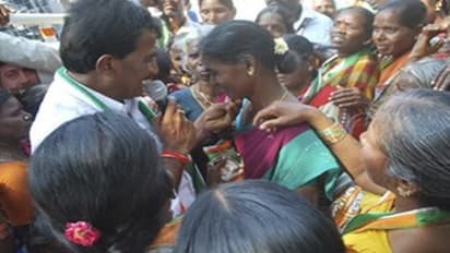 వంటేరు ఎన్నికల ప్రచారం.. వెక్కెక్కి ఏడ్చిన మహిళలు