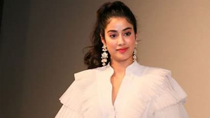 అంతిస్తే కానీ జాన్వీ ఓకే చేయలేదట, విజయ్ దేవరకొండకి మైండ్ బ్లాక్