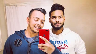 പൃഥ്വിക്കൊപ്പം സെല്ഫി; റിഷഭ് പന്തിനുനേരെ സമൂഹമാധ്യമങ്ങളില് ആക്രമണം