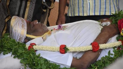 ಅಂಬಿ ಅಂತ್ಯಸಂಸ್ಕಾರ ಕಂಠೀರವದಲ್ಲಿ ಬೇಡ್ವಂತೆ: ಕೇಳಿ ಈ ವಕೀಲಪ್ಪನ ಅಂತೆ ಕಂತೆ!