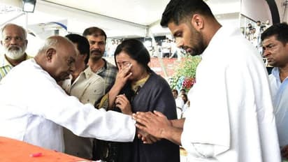 ಅಂಬಿಯನ್ನು ರಾಜಕೀಯಕ್ಕೆ ಕರೆತಂದಿದ್ದೇ ಗೌಡರು : ಹೇಗಿತ್ತು ರಾಜಕೀಯ ಪಯಣ