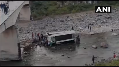 జమ్ముకశ్మీర్ లో ఘోర రోడ్డు ప్రమాదం...ఆరుగురు మృతి, 38మందికి గాయాలు