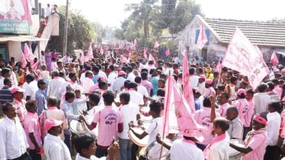 టీఆర్ఎస్ కి భారీ షాక్.. పార్టీకి 34మంది రాజీనామా