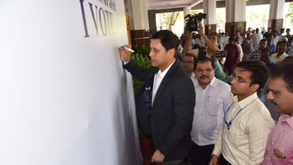 ఓటర్లను చైతన్యపరిచే ఫొటో ప్రదర్శనను ప్రారంభించిన రజత్ కుమార్ (ఫొటోలు)