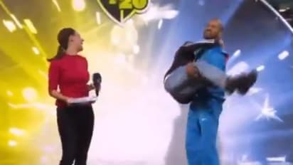 ಹೊಸ ಶೈಲಿಯಲ್ಲಿ ಪ್ರಶಸ್ತಿ ಸ್ವೀಕರಿಸಿದ ಧವನ್-ಅಭಿಮಾನಿಗಳಿಂದ ಮೆಚ್ಚುಗೆ!