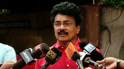 പി കെ ശശിക്ക് പാര്ട്ടി സ്ഥാനങ്ങള് നല്കരുതെന്ന് സീതാറാം യച്ചൂരി