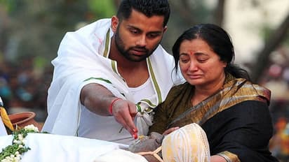 ರಾತ್ರಿಯಿಡಿ ಪಾರ್ಥಿವ ಶರೀರದ ಮುಂದೆ ನಿಂತೇ ಇದ್ದ ಅಭಿಷೇಕ್