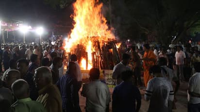 ಅಂಬಿ ಅಂತ್ಯಸಂಸ್ಕಾರ : ಸಾಮಾನ್ಯರಾದ ತಾರೆಯರು