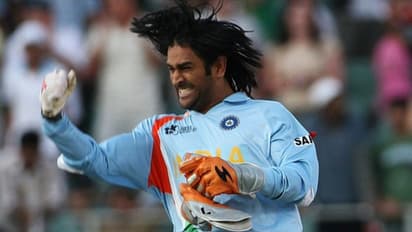 'ഇന്ത്യയുടെ മികച്ച നായകന് ധോണി'; കോലിയെ തഴഞ്ഞ് സഹതാരങ്ങള്