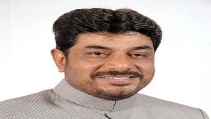 ప్రచారం మధ్యలో ఆపి.. ఏడుస్తూ వెళ్లిపోయిన మజ్లిస్ నేత