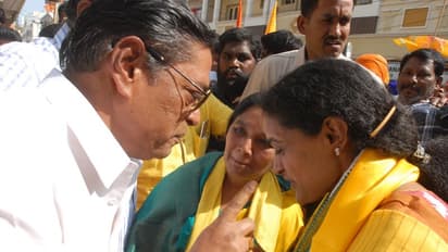 సుహాసిని కోసం పరిటాల సునీత ప్రచారం (ఫొటోలు)