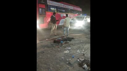 హైదరాబాదులో దారుణం: నడిరోడ్డుపై వ్యక్తి నరికివేత (వీడియో)