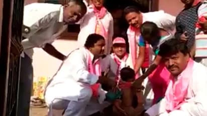 ವೋಟಿಗಾಗಿ ಮಗುವಿನ ಪೃಷ್ಠ ತೊಳೆದ ಅಭ್ಯರ್ಥಿ: ವಿಡಿಯೋ ವೈರಲ್