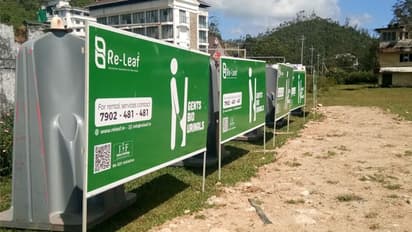 షాక్: బురఖా ధరించి లేడీస్ టాయిలెట్లోకి