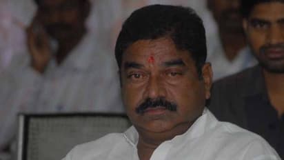 కేసీఆర్కు భారీ షాక్... భార్యతో పాటు కావేటి సమ్మయ్య రాజీనామా