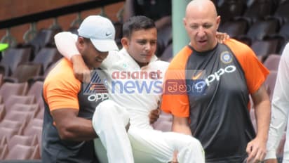 ఆసీస్ తో ఢీ: భారత్ కు షాక్, పృథ్వీషాకు మోకాలి గాయం