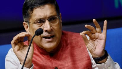 నోట్ బందీ క్రూయల్ జోక్..అంతా అస్తవ్యస్థం: సుబ్రమణియన్ సంచలనం