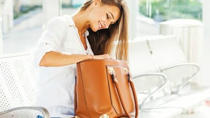 ഭംഗിയോടെ നടക്കാന് ബാഗില് കരുതാം ഈ അഞ്ച് സാധനങ്ങള്