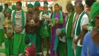 కారణమిదీ: నగ్నంగా నామినేషన్ వేసేందుకు వచ్చి... చివరికిలా...