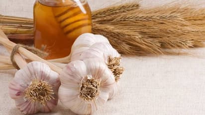 ചുമയും ജലദോഷവും വിട്ടുമാറുന്നില്ലേ; എങ്കിൽ ദിവസവും അൽപം വെളുത്തുള്ളിയും തേനും ചേർത്ത് കഴിച്ച് നോക്കൂ