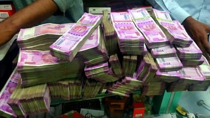 విజయవాడ లో భారీగా హవాలా నగదు, నగలు పట్టివేత