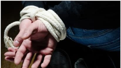 ಪೀಡಿಸುತ್ತಿದ್ದ ಬಡಗಿ ಅಪಹರಿಸಿ ಪಾಠ ಕಲಿಸಿದ ಮಹಿಳಾ ಟೆಕ್ಕಿ