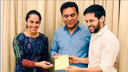 కేటీఆర్ ని పెళ్లికి ఆహ్వానించిన సైనా, కశ్యప్