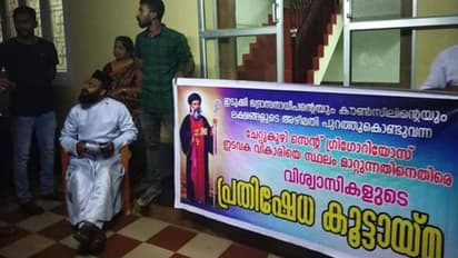 ഇടവക വികാരിയെ മാറ്റി; പള്ളിക്ക് മുന്നിൽ വിശ്വാസികളുടെ പ്രതിഷേധം