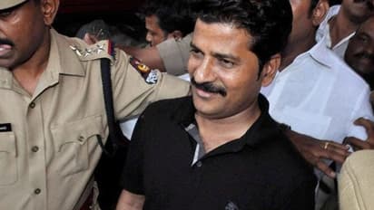 కొడంగల్లో రేవంత్ అనుచరుల ఇళ్లలో సోదాలు