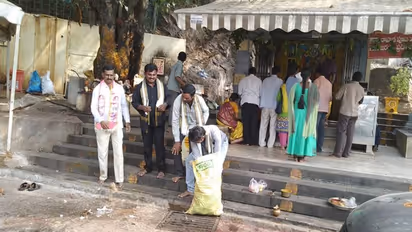 కేసీఆర్ గెలవాలి: దుర్గమ్మకు ఆంధ్రా అభిమాని 101 టెంకాయలు