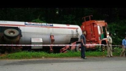 ಗ್ಯಾಸ್ ಟ್ಯಾಂಕರ್ ಪಲ್ಟಿ: ಮಂಗಳೂರು-ಬೆಂಗಳೂರು ಹೆದ್ದಾರಿ ಸಂಚಾರ ಸ್ಥಗಿತ