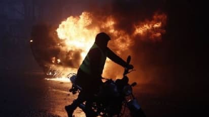 ಪೆಟ್ರೋಲ್ ತೆರಿಗೆ ವಿರುದ್ಧ ದಂಗೆ: ಪೊಲೀಸರನ್ನೇ ಬಡಿದರೆ ಹೆಂಗೆ?