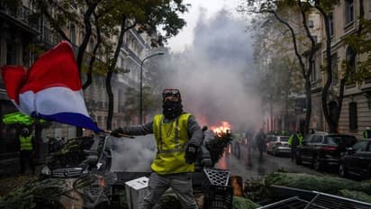ഇന്ധന വില വർദ്ധന; പാരിസിൽ മുഖം മറച്ചെത്തിയ പ്രതിഷേധക്കാർ ബാങ്കുകൾക്കും വീടുകൾക്കും തീയിട്ടു