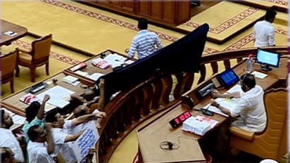 നാലാം ദിവസവും നിയമസഭയെ സ്തംഭിപ്പിച്ച് ശബരിമല; സഭ ഇന്നത്തേക്ക് പിരിഞ്ഞു