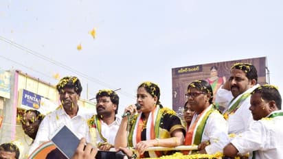 కేసీఆర్ జాతకాల పిచ్చోడు: ముందస్తు ఎన్నికలపై విజయశాంతి