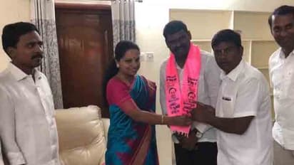 కాంగ్రెస్కు షాక్... టీఆర్ఎస్లో చేరిన ఓయూ నేత రాజారామ్ యాదవ్ (వీడియో)