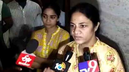 నా భర్తను టెర్రరిస్ట్ను లాక్కెళ్లినట్టు ఈడ్చుకెళ్లారు: రేవంత్ భార్య (వీడియో)