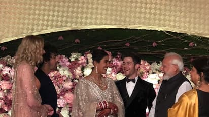 पीएम मोदी पहुंचे प्रियंका-निक की रिसेप्शन में, देखिए तस्वीरें