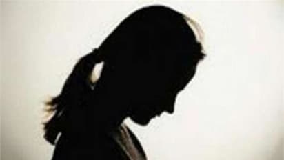 భర్తతో విడాకులు, సహజీవనం.. ప్రియుడు, ఇద్దరు కూతుళ్లు కలిసి..