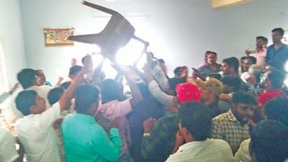 ಬೀದಿಗೆ ಬಿದ್ದ ಜೆಡಿಎಸ್ ಒಳಜಗಳ : ಕುರ್ಚಿ, ಮೇಜು ಪುಡಿ ಪುಡಿ