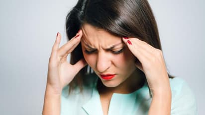 মাইগ্রেনের ব্যথায় কষ্ট পাচ্ছেন! মুক্তি পেতে কী করবেন, কী করবেন না