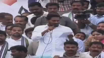 తెలంగాణలో పిట్టల దొర కథలు చెప్తున్నాడు: బాబుపై జగన్ విసుర్లు