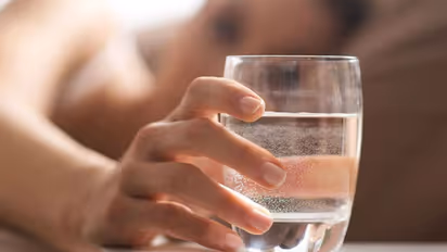 ദിവസവും വെറും വയറ്റിൽ ഒരു ഗ്ലാസ് ചെറുചൂടുവെള്ളം കുടിക്കുന്നത് ശീലമാക്കൂ