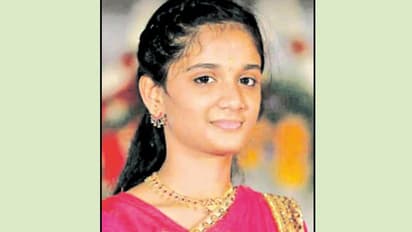 உயிருக்கு உலைவைத்த செல்போன்... பள்ளி மாடியில் இருந்து குதித்து மாணவி தற்கொலை